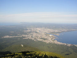 ����R���ォ��n�}�̂悤�ȉ��k����